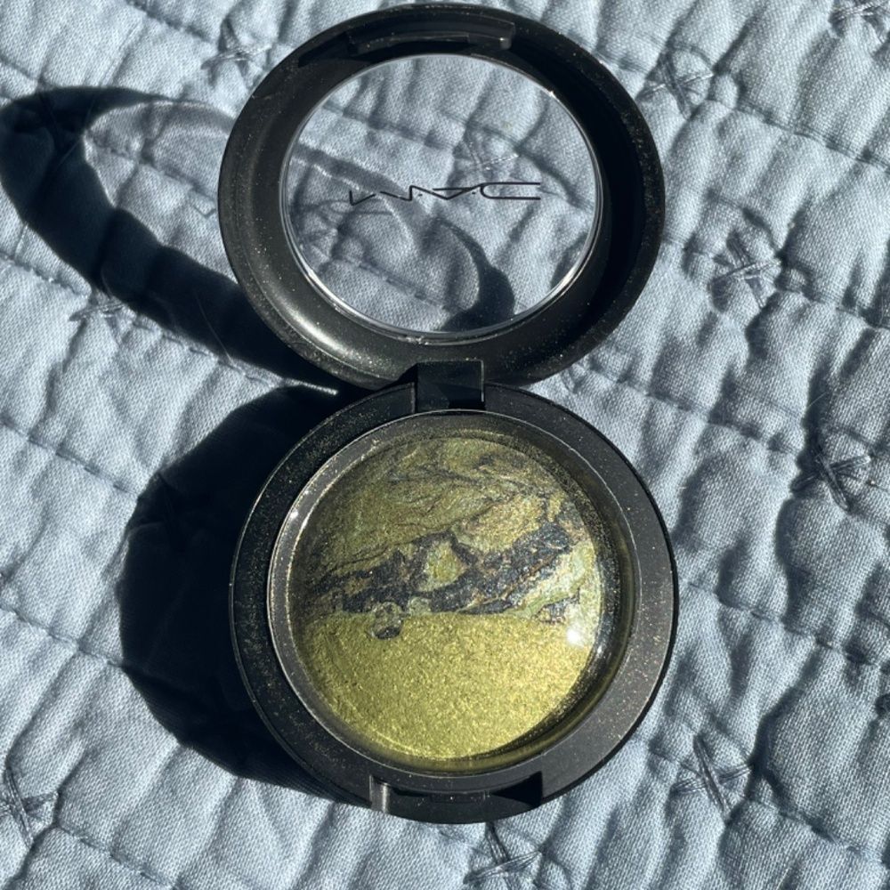 LE MAC Mineralize Eyeshadow in Fresh Green Mix - Picture 3 of 4